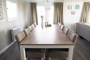 Dining - Chalet with 5 bedrooms and 2 bathrooms (West-Graftdijk)