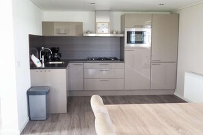 Fridge, microwave, stovetop, dishwasher - Chalet with 5 bedrooms and 2 bathrooms (West-Graftdijk)