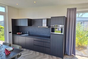 Fridge, microwave, stovetop, dishwasher - 2-bedroom chalet with terrace (West-Graftdijk)