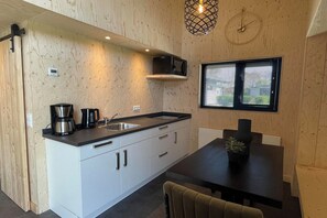 Fridge, stovetop, dishwasher, cookware/dishes/utensils - Chalet for 4 persons with terrace (West-Graftdijk)