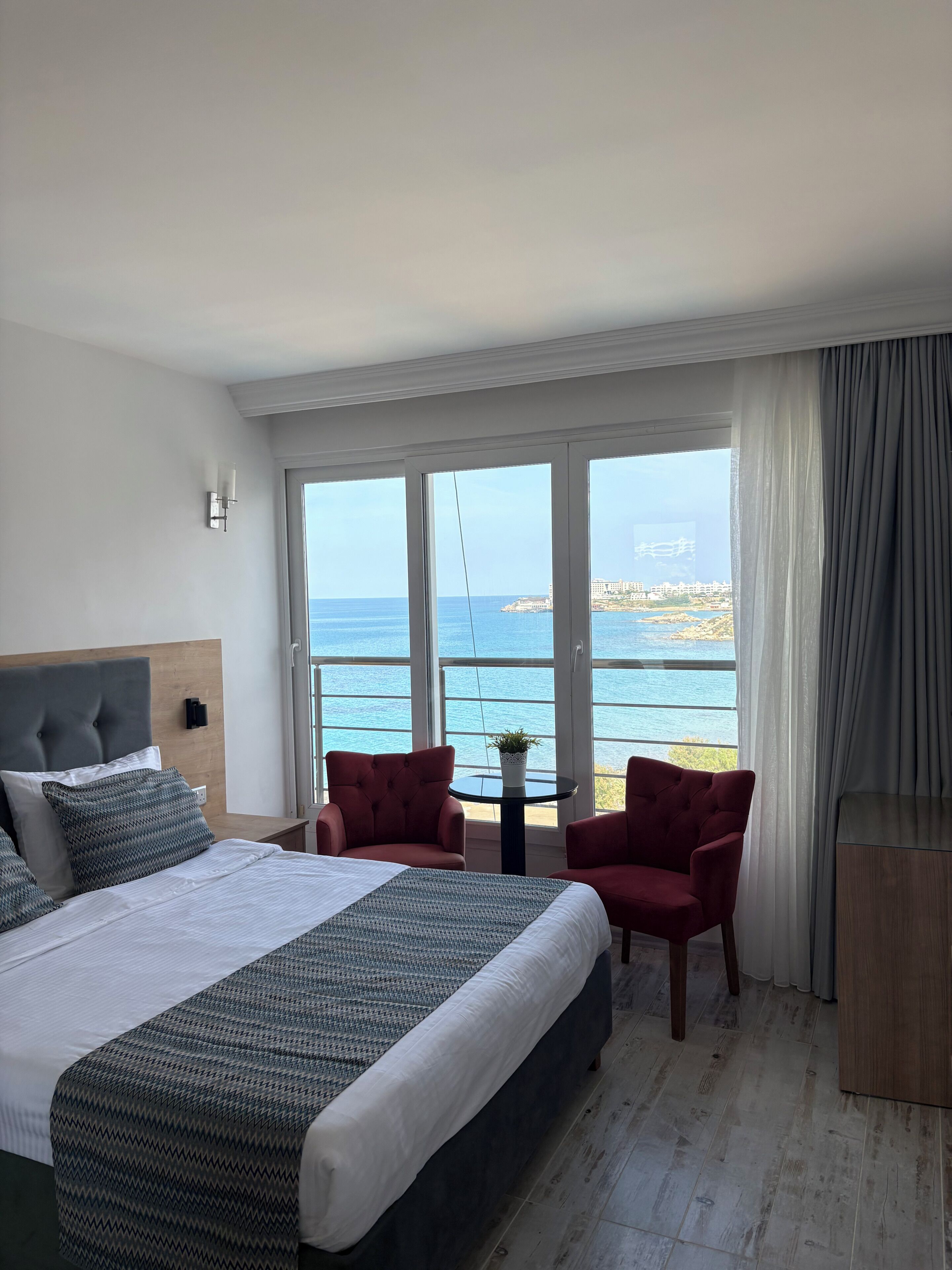 Deluxe Tek Büyük Yataklı Oda, 1 Çift Kişilik Yatak, Deniz Manzaralı | Odada kasa, ücretsiz kablosuz İnternet 