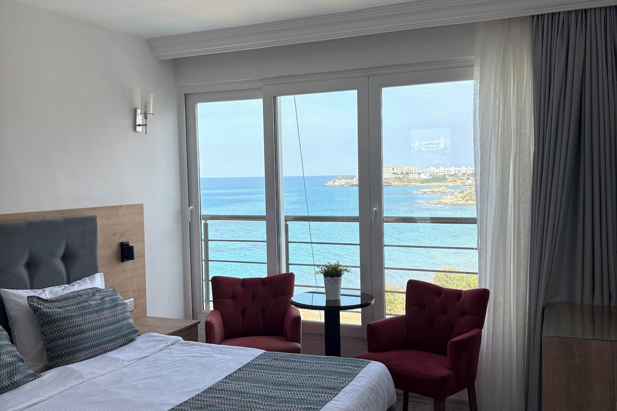Deluxe Tek Büyük Yataklı Oda, 1 Çift Kişilik Yatak, Deniz Manzaralı | Odada kasa, ücretsiz kablosuz İnternet