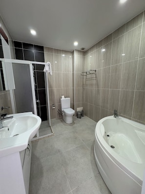 Family Süit, Deniz Manzaralı | Banyo | Saç kurutma makinesi, terlik, havlu, sabun