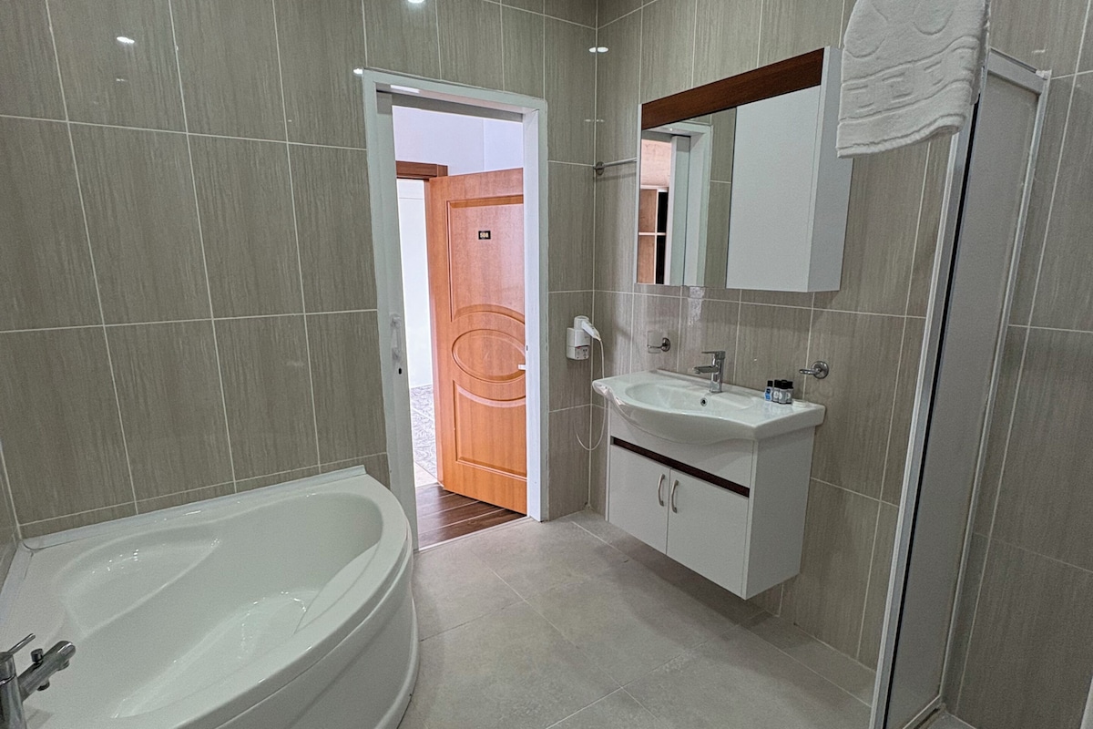 Family Süit, Deniz Manzaralı | Banyo | Saç kurutma makinesi, terlik, havlu, sabun