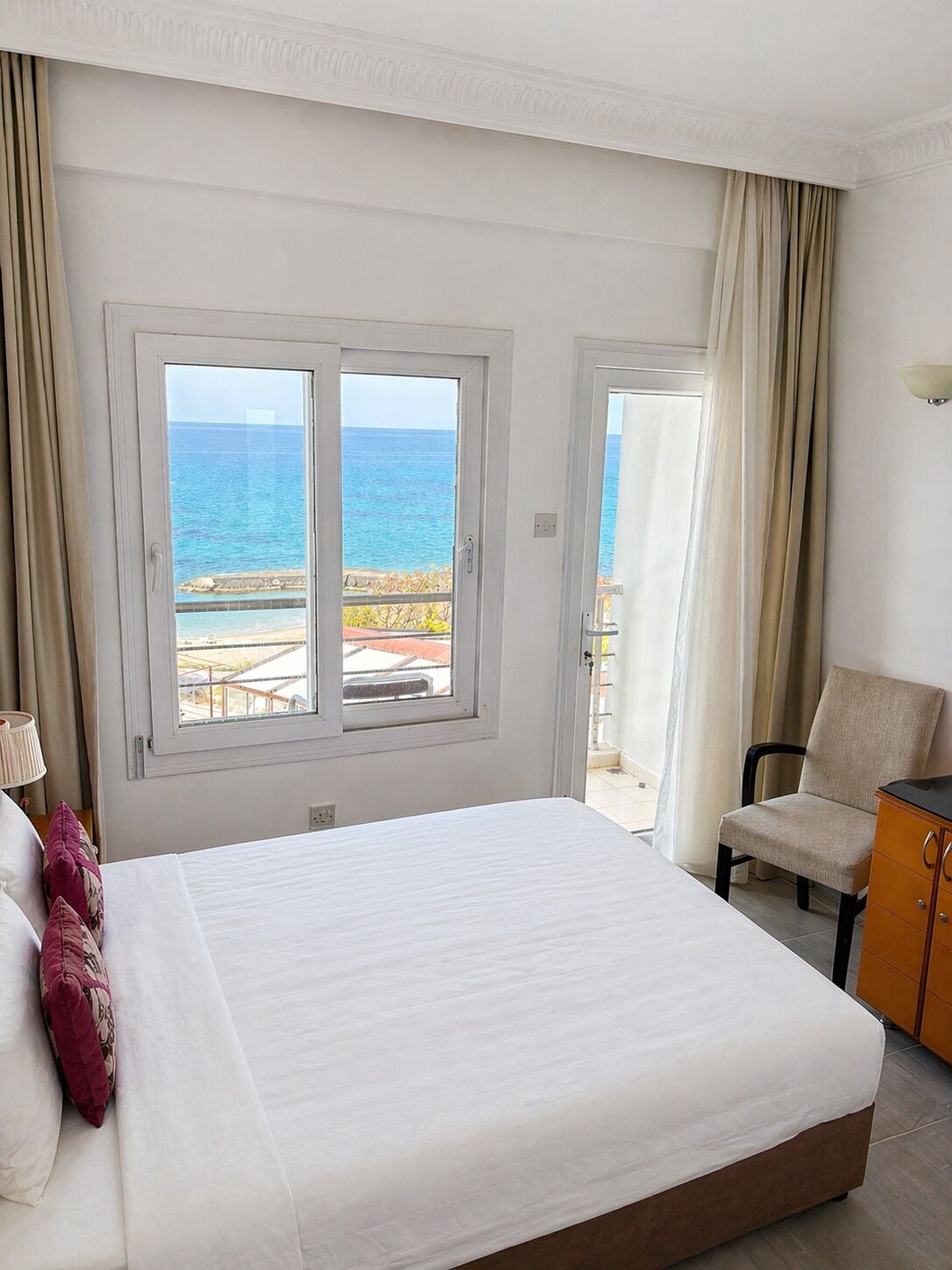 Standard Tek Büyük Yataklı Oda, Balkon, Deniz Manzaralı | Odada kasa, ücretsiz kablosuz İnternet 