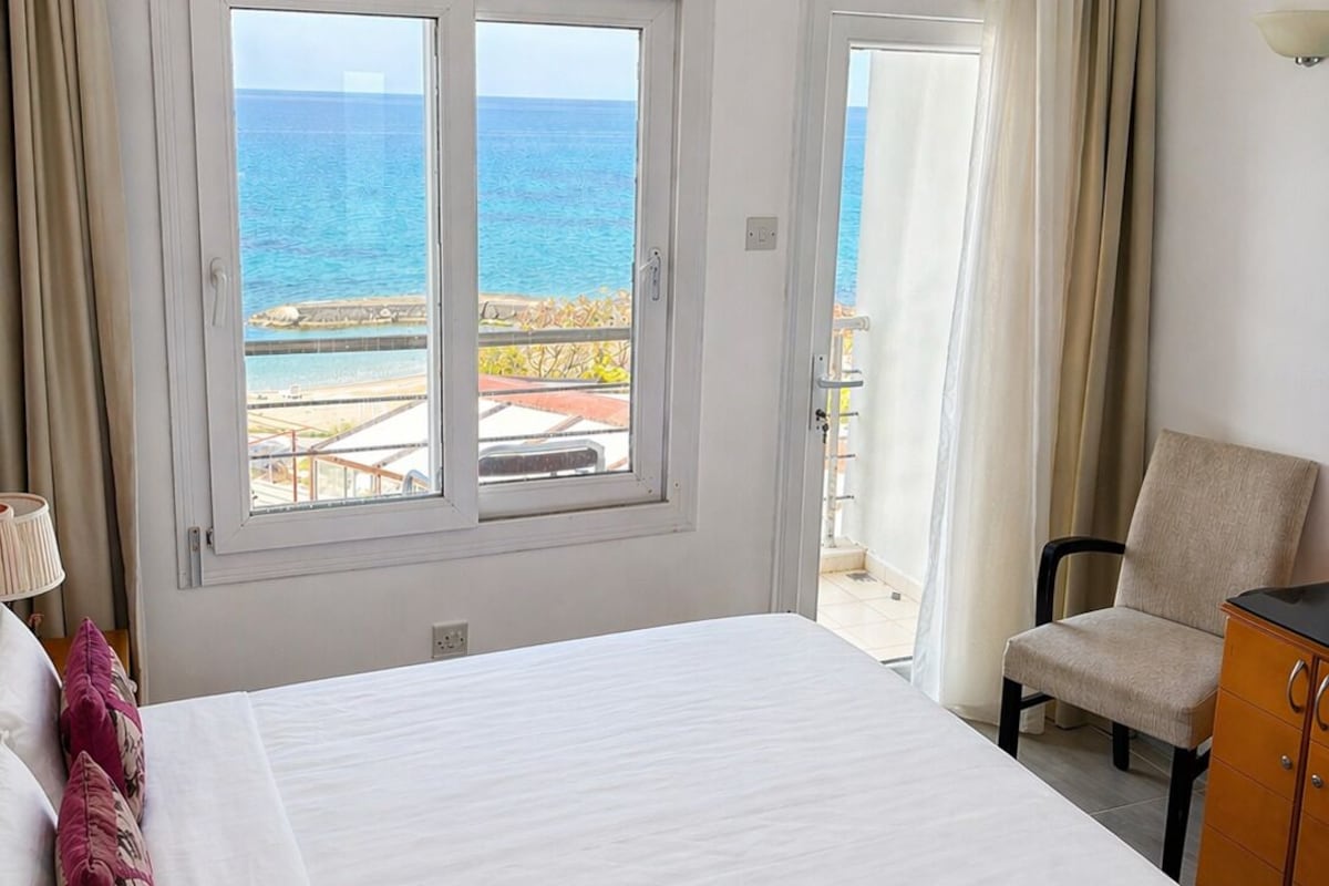 Standard Tek Büyük Yataklı Oda, Balkon, Deniz Manzaralı | Odada kasa, ücretsiz kablosuz İnternet