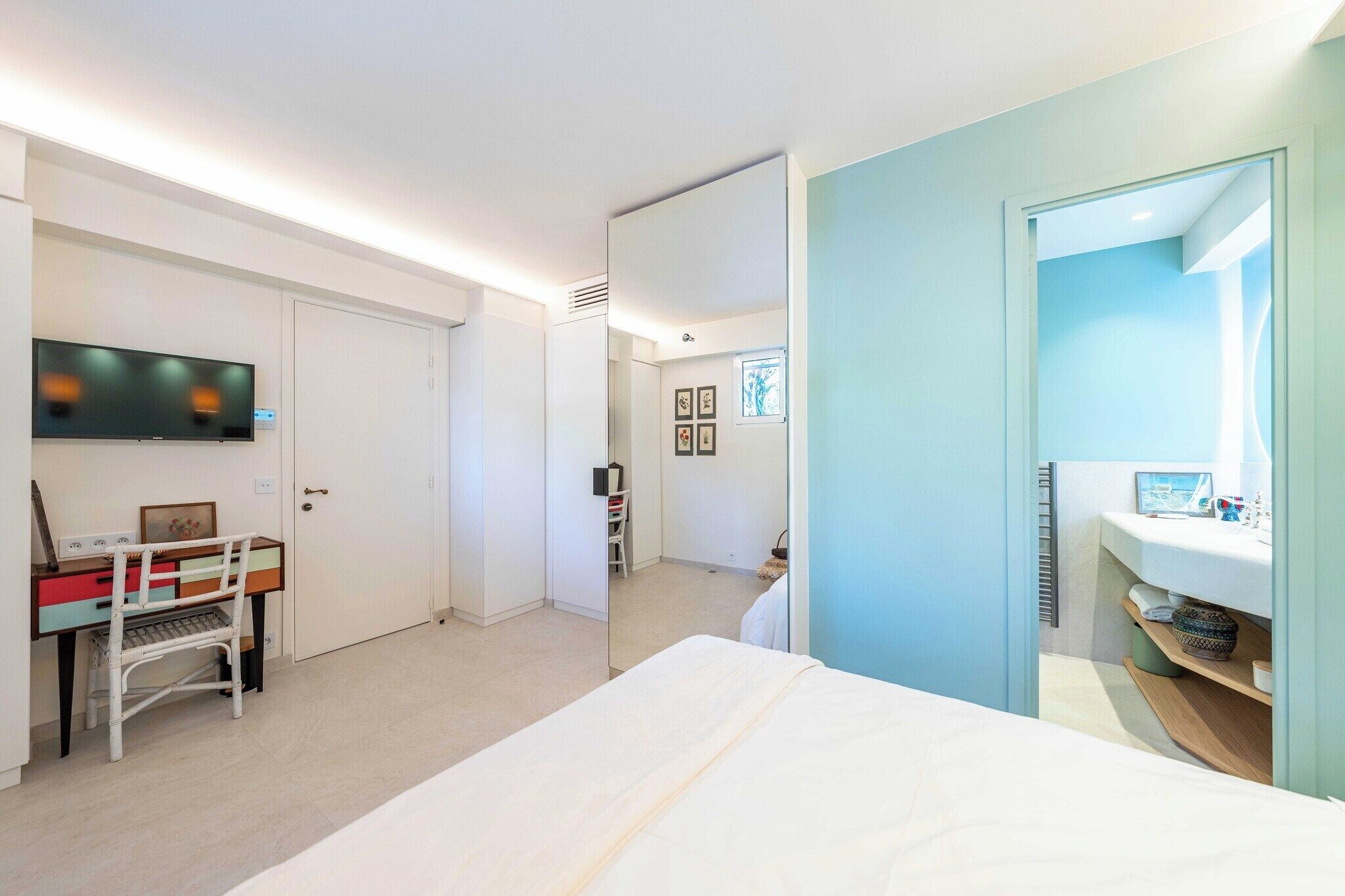 3 habitaciones, escritorio y tabla de planchar con plancha 