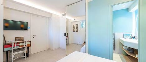 3 habitaciones, escritorio y tabla de planchar con plancha