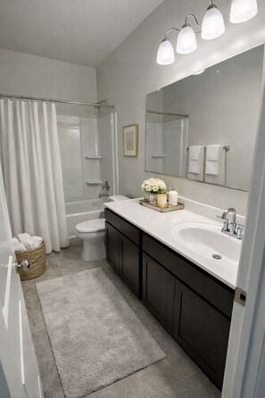 Bathroom - Adorable 3-bedroom house with AC and a pool in sunny Maricopa (Maricopa)