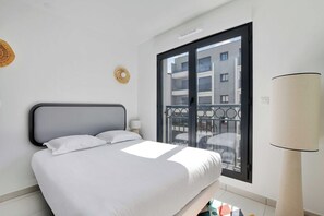 1 bedroom, desk, iron/ironing board, Internet - Elegant Appt - 1BDR/2P - Near Paris & La Défense (Suresnes)