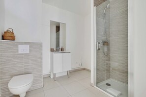 Hair dryer, towels - Elegant Appt - 1BDR/2P - Near Paris & La Défense (Suresnes)
