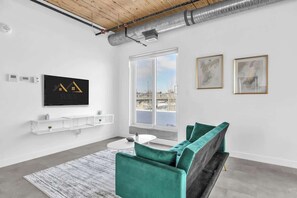 Living area - Stylish River View Suite, Sauna, Stampede Walk (Calgary)