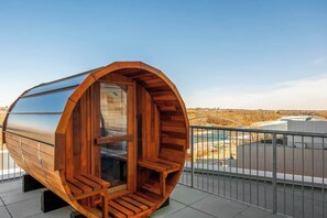 Terrace/patio - Stylish River View Suite, Sauna, Stampede Walk (Calgary)