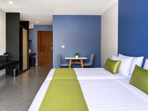 A hotel room with a bed, a desk, and a chair. - iCheck inn Phuket Town (Phuket)