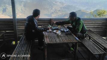 Classic-studio, parveke, kaupunkinäköala | Ulkoruokailutilat