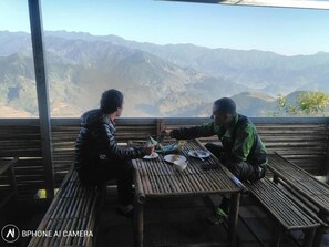 Classic-studio, parveke, kaupunkinäköala | Ulkoruokailutilat