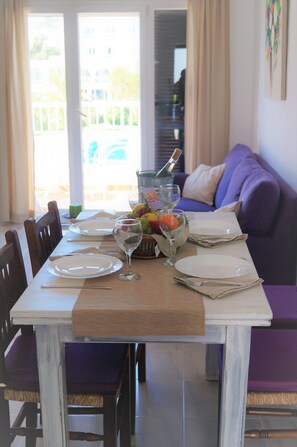 Dining - Bungalow Playa dór 2, in front of the beach, wifi, A/C and communal pool (cala d'Or)