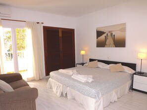 2 bedrooms, iron/ironing board, Internet, bed sheets - Bungalow Playa dór 2, in front of the beach, wifi, A/C and communal pool (cala d'Or)