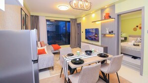 Een moderne hotelkamer met een eethoek, een bed en een balkon.