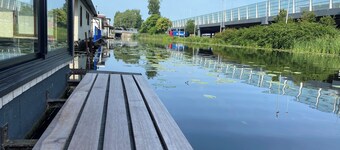 Unique houseboat with private garden and free parking