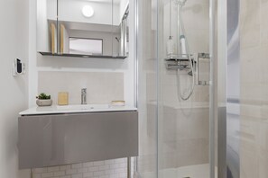 Ducha, secador de pelo y toallas