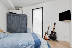 1 dormitorio, tabla de planchar con plancha, wifi y ropa de cama