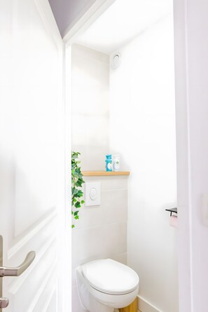 Een douche, een haardroger, handdoeken