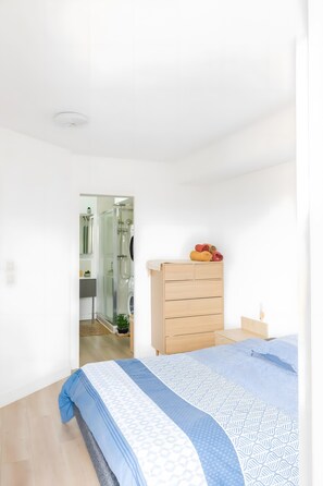 1 slaapkamer, een strijkplank/strijkijzer, wifi, beddengoed