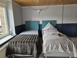 6 bedrooms, internet, bed sheets