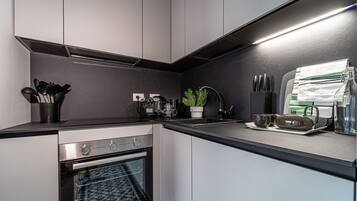 Estudio, terraza | Cocina privada | Máquina de café espresso, hervidor eléctrico y mesa de comedor