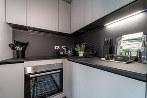 Estudio, terraza | Cocina privada | Máquina de café espresso, hervidor eléctrico y mesa de comedor