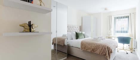 2 habitaciones, tabla de planchar con plancha, internet y ropa de cama