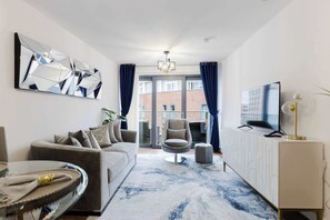 TV, offices - Beautifully Presented 2BDR Flat in Canada Water (Greater London)
