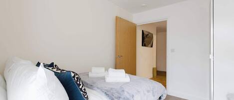 2 bedrooms, iron/ironing board, internet, bed sheets