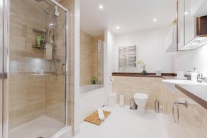 Shower, shampoo - Beautifully Presented 2BDR Flat in Canada Water (Greater London)