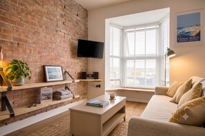 TV - Boutique Surf Studio by the Beach (Newquay)