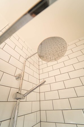 Shower, hair dryer, towels, soap - Boutique Surf Studio by the Beach (Newquay)