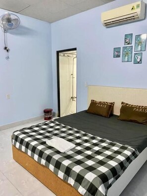 Estudio clásico, balcón, vista a la ciudad