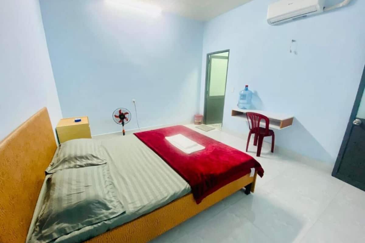 Estudio clásico, balcón, vista a la ciudad