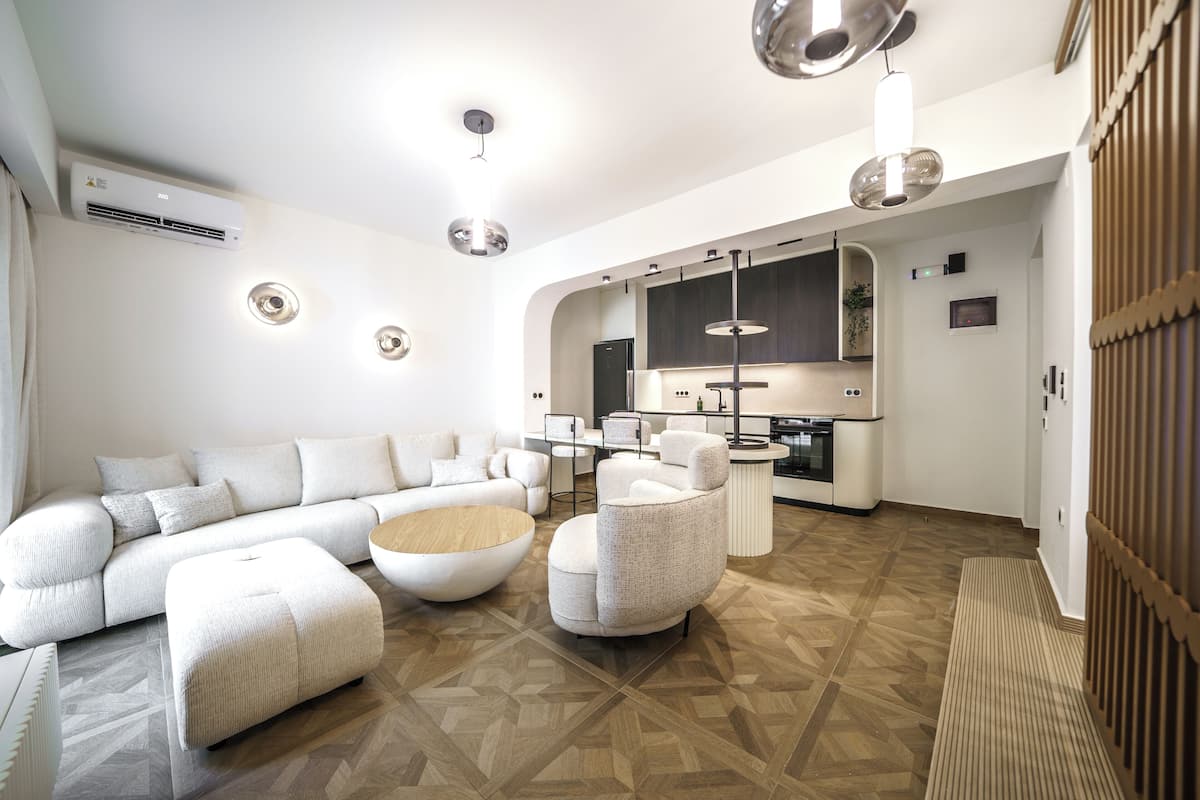 Superior Suite - Lower Level | 起居區