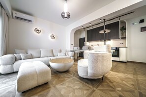 Superior Suite - Lower Level | ตู้นิรภัยในห้องพัก, เตารีด/โต๊ะรีดผ้า, Wi-Fi ฟรี, ผ้าปูที่นอน