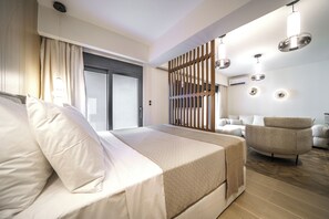 Superior Suite - Lower Level | ตู้นิรภัยในห้องพัก, เตารีด/โต๊ะรีดผ้า, Wi-Fi ฟรี, ผ้าปูที่นอน