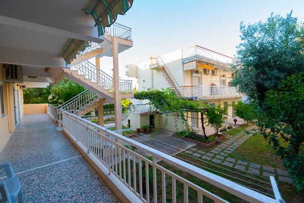 Property grounds - Erato Apartment 3 by RentalsPro - Nea Plagia (Nea Moudania)