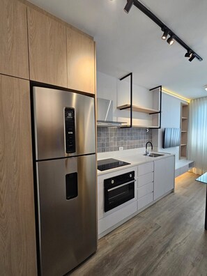 Apartamento luxo | Cozinha privada | Geladeira, micro-ondas, cooktop, talheres/pratos/utensílios de cozinha