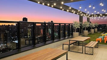 Apartamento luxo | Opções para refeição ao ar livre