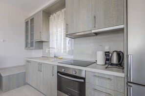 Fridge, oven, toaster, cookware/dishes/utensils - Sunrise Villa No 1 - Agios Nikolaos Halkidiki (Vourvourou)