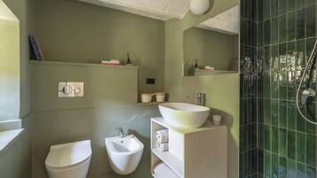 Dusche, Bidet, Handtücher, Seife