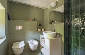 Un bagno con un water, un bidet e un lavabo di grandi dimensioni.