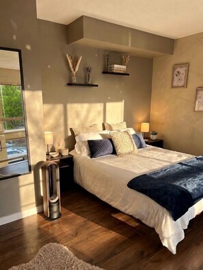 2 bedrooms, desk, free WiFi, bed sheets - Urban Loft Perch • City Views • Free Parking (Vancouver)