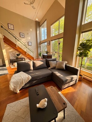 Living area - Urban Loft Perch • City Views • Free Parking (Vancouver)